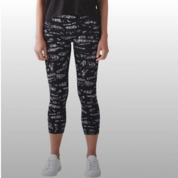 Lululemon Wunder Under Crop (Hi-Rise)
Graf Black White Size 4 NEW with tags - Picture 12 of 12